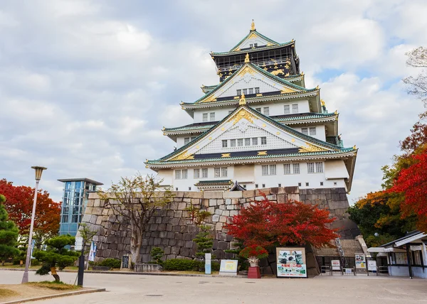 Osaka hrad s podzimní listy na podzim — Stock fotografie