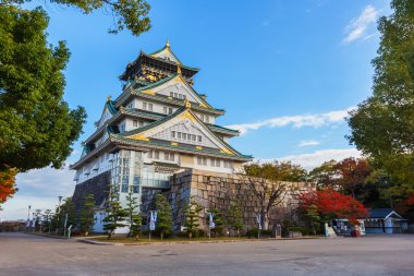 Osaka Kalesi ile sonbahar sonbahar yaprakları