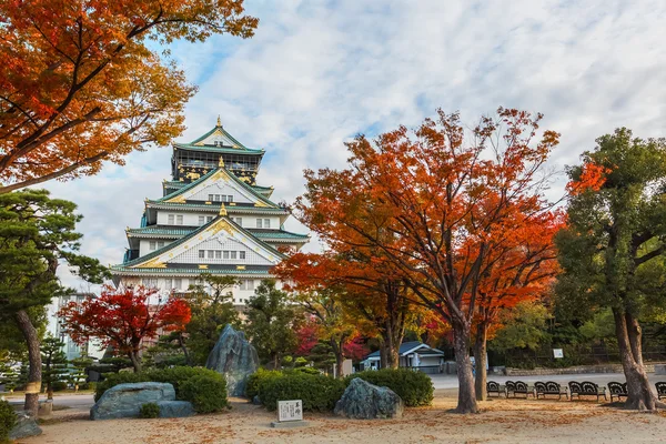 Осакский замок с осенними листьями осенью — стоковое фото