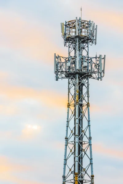 Hareket eden telefon radyo kulesi — Stok fotoğraf