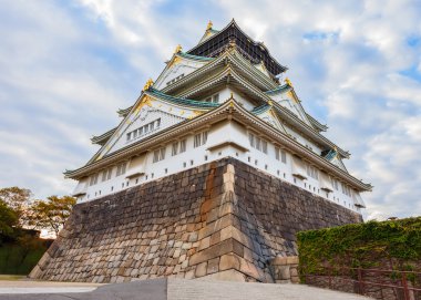 Osaka Kalesi ile sonbahar sonbahar yaprakları