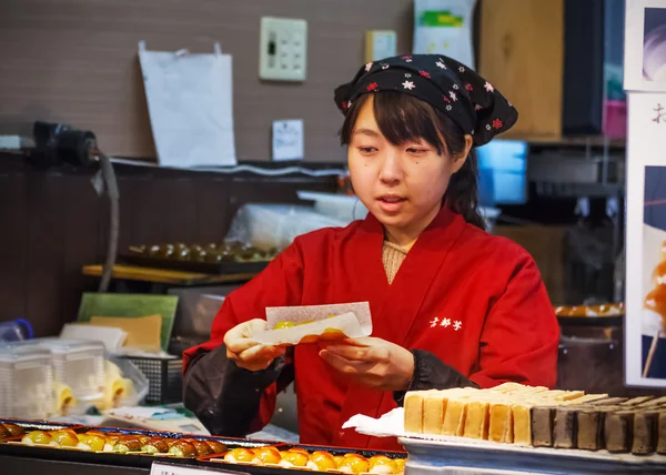 日本の菓子屋さんのキーパー — ストック写真