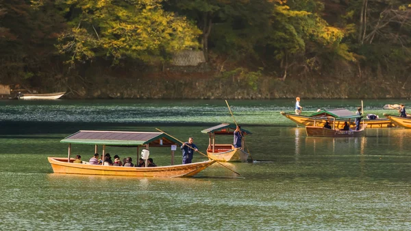 Kyoto, Japon - 19 novembre 2013 : Des gens non identifiés naviguent — Photo