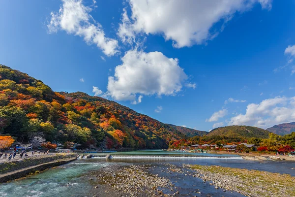 京都の嵐山山エリアで大井川 — ストック写真