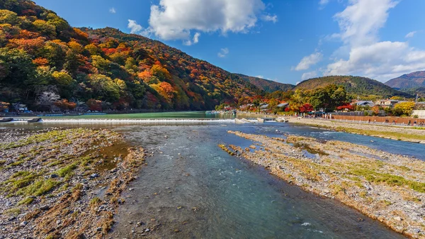 京都の嵐山で大井川 — ストック写真