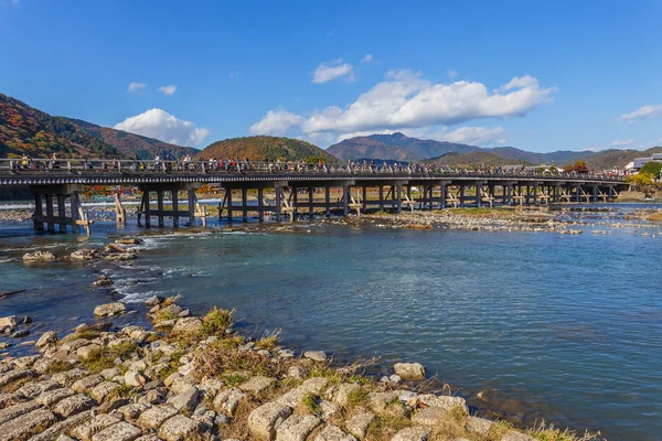 Ponte Togetsu-kyo atravessa o rio Oigawa na área de Arashiyama em Kyoto — Fotografia de Stock