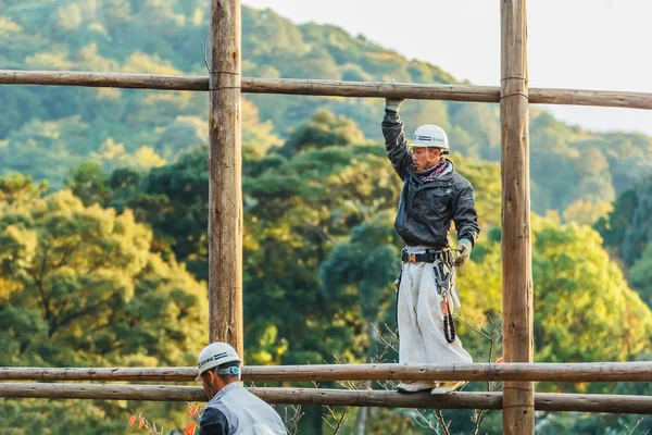 Trabajadores japoneses en el Templo Kiyomizu-dera en Kyoto — Foto de Stock