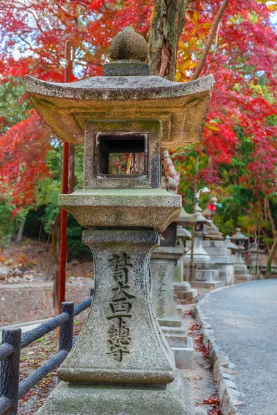 Kamień lanterna w fushimi inari taisha Przybytek w Kioto — Zdjęcie stockowe