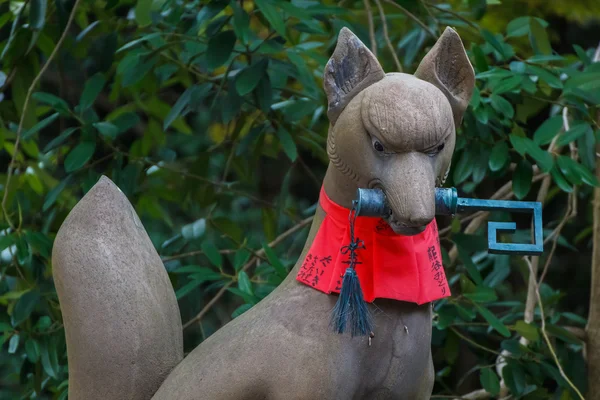 京都の伏見稲荷大社で狐彫刻 — ストック写真