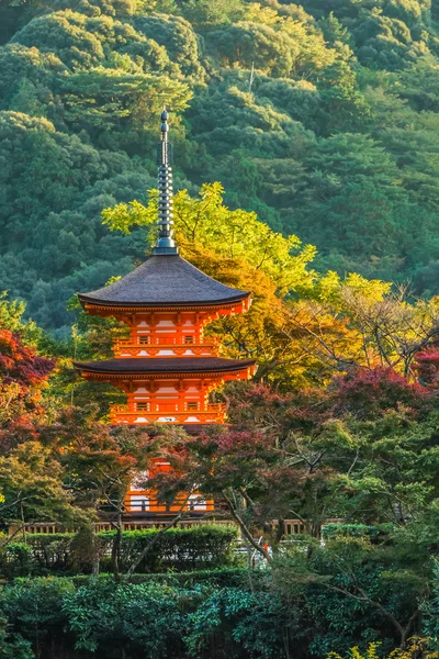 Pagoda de tres pisos en el Templo Taisan-ji cerca del Templo Kiyomizu-dera en Kyoto — Foto de Stock