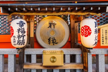 jishu-jinja tapınak kiyomizu - Kyoto dera'nın zemin üzerinde