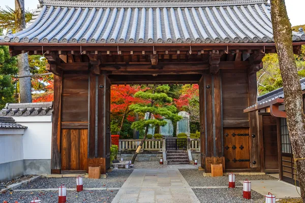 Kyoto kiyomizu-dera Tapınağı'nda bir bahçe kapısı