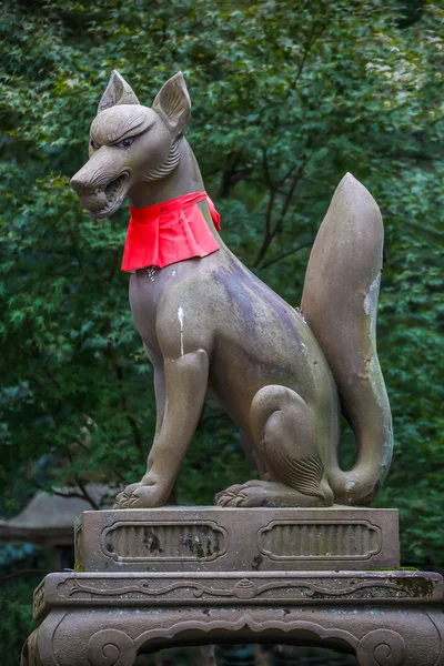 狐雕塑在京都伏见 inari 寺 — 图库照片