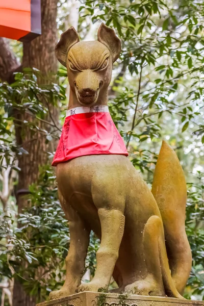 京都の伏見稲荷大社で狐彫刻 — ストック写真