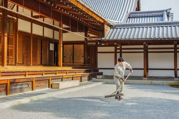 Японский рабочий в храме Кинкакудзи в Киото — стоковое фото