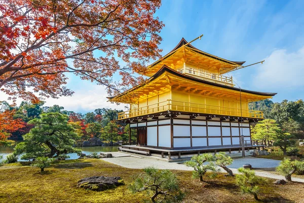 Kinkuji - den gyllene paviljongen i kyoto — Stockfoto