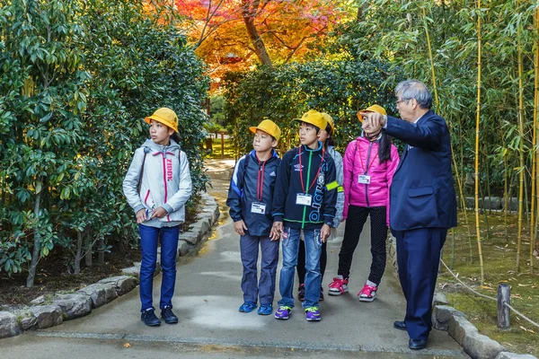 Estudiantes japoneses en el templo Ginkakuji en Kyoto — Foto de Stock