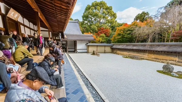 Zen rock garden w świątyni ryoanji w Kioto — Zdjęcie stockowe