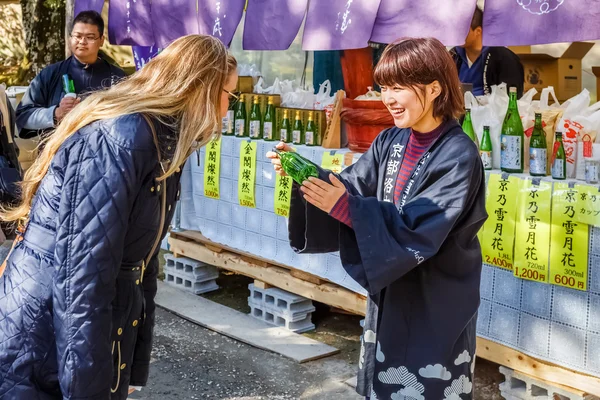 Kyoto, Japan - November 20 2013: Unidentified Japanese Sake vend — Stock Photo, Image