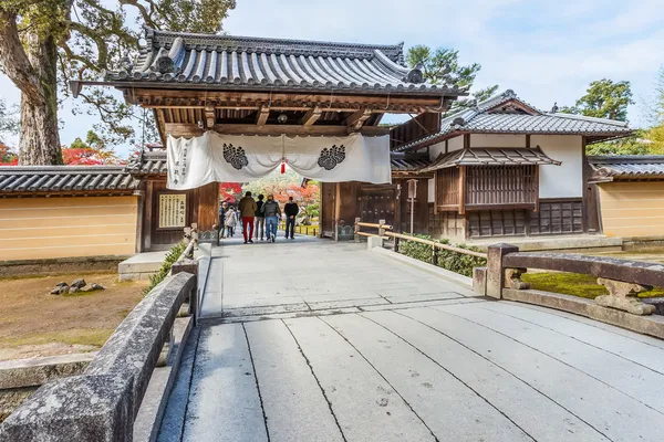 Hlavní vchod na kinkakuji chrámu v Kjótu — Stock fotografie