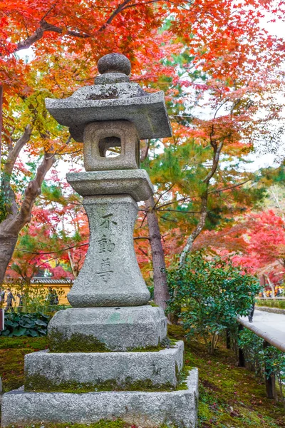 En sten lykta i kinkakuji temple i kyoto — Stockfoto