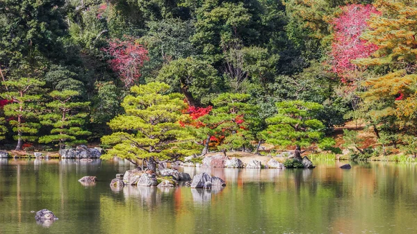 Kyoko-chi of spiegel vijver kinkaku-ji-tempel in kyoto — Stockfoto