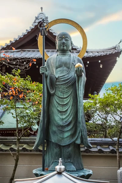 Brons buddha staty framför daiun-in-templet i kyoto — Stockfoto