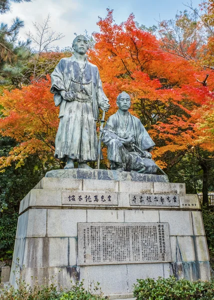 与中冈太郎在京都坂本龙马的雕像 — 图库照片