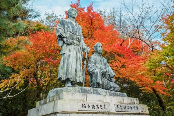 Statue of Sakamoto Ryoma with Nakaoka Shintaro in Kyoto — Stock Photo, Image