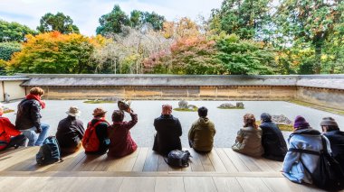 insanlar Kyoto ryoanji Tapınağı'nda