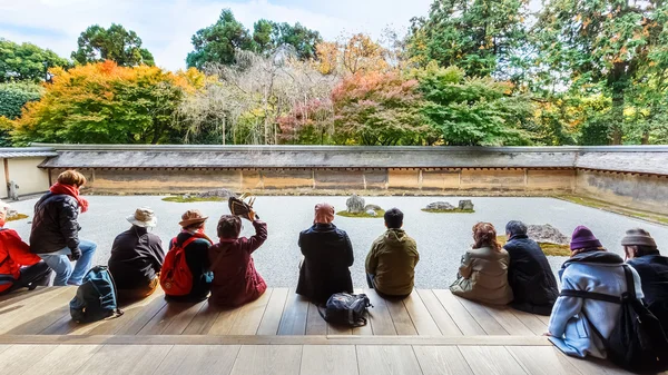 People at  Ryoanji Temple in Kyoto — Stock Photo, Image