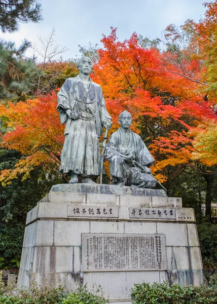 Staty av sakamoto ryoma med nakaoka shintaro i kyoto, japan — Stockfoto