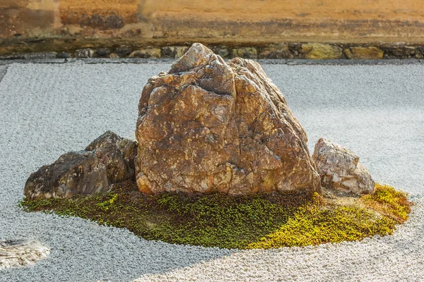 En zenträdgård rock i ryoanji templet i kyoto — Stockfoto