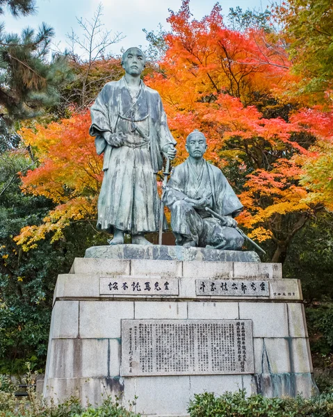 与中冈太郎在京都坂本龙马的雕像 — 图库照片