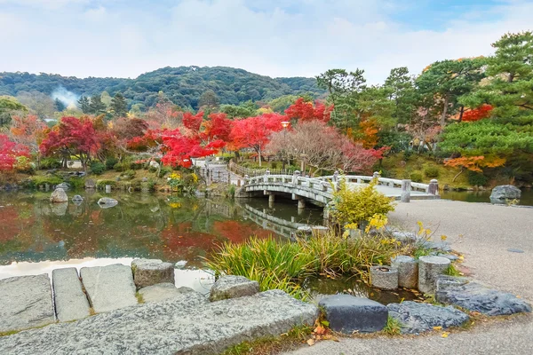 Maruyama koen (maruyama park) in het najaar, in kyoto — Stockfoto