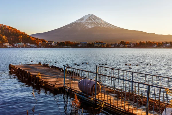 Mt. fuji am kawaguchiko-see in japan — Stockfoto