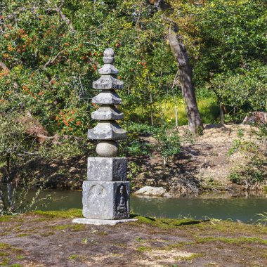 küçük bir taş pagoda Kyoto kinkakuji Tapınağı'nda