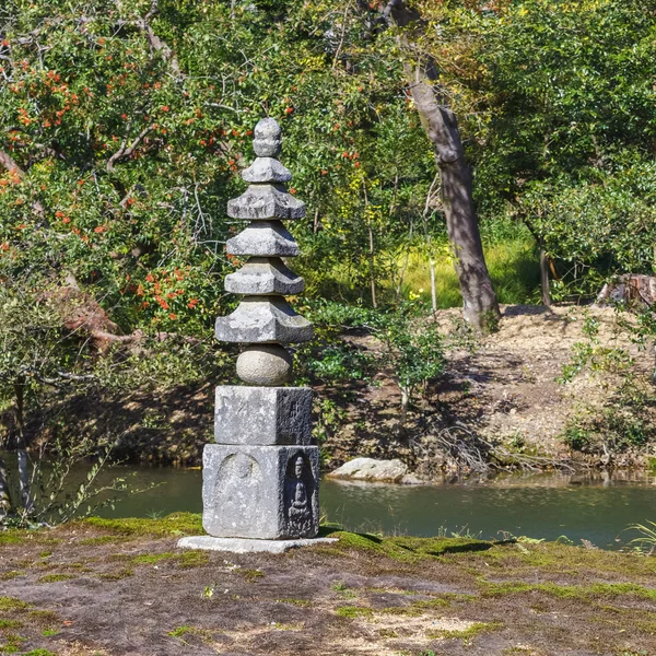 Une petite pagode en pierre au temple Kinkakuji à Kyoto — Photo