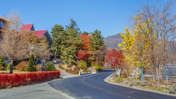 ถนนรอบทะเลสาบ Kawaguchiko ที่ Fujikawaguchiko — ภาพถ่ายสต็อก