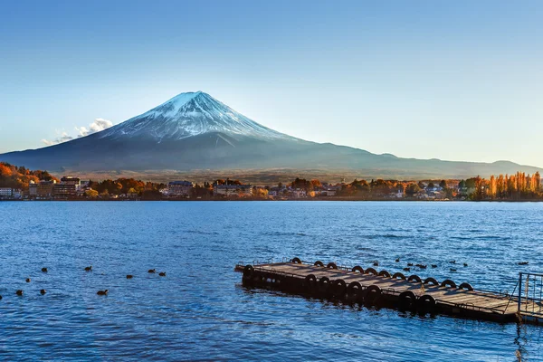 MT. fuji på sjön kawaguchiko i japan — Stockfoto