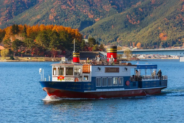 Barca a motore sul lago Kawaguchiko, Giappone — Foto Stock