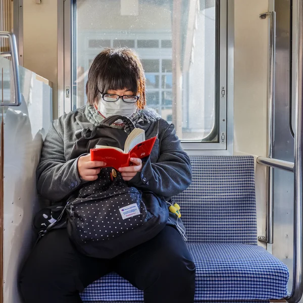 Japansk kvinna med en hygienisk mask — Stockfoto