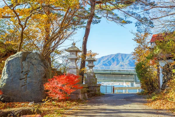 Cursus lopen naar een klein heiligdom bij lake kawaguchi (kawaguchiko) — Stockfoto