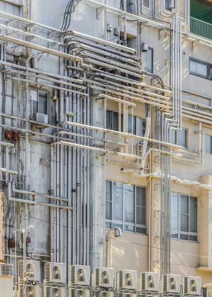 Linee di tubi industriali su un edificio — Foto Stock