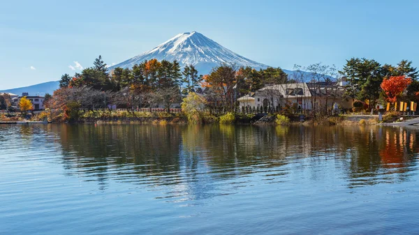 Mt. fuji vom kawaguchiko-see in japan — Stockfoto