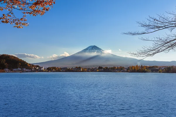 MT. fuji på sjön kawaguchiko i japan — Stockfoto