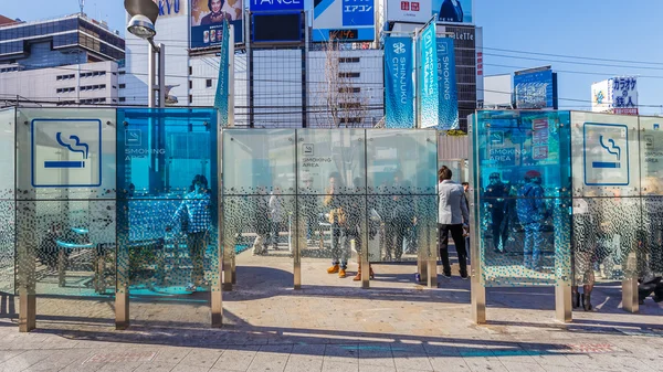 Raucherbereich vor dem Bahnhof Shinjuku — Stockfoto