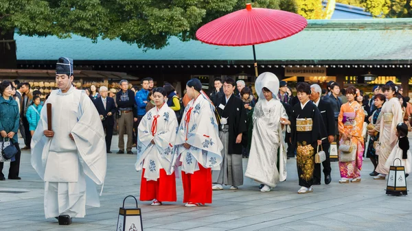 Cerimônia de casamento tradicional japonesa no Santuário Meiji-jingu em Tóquio — Fotografia de Stock