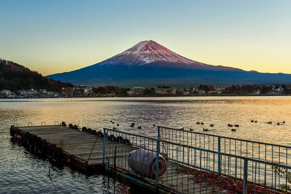 Mt. fuji in am see kawaguchiko in japan — Stockfoto