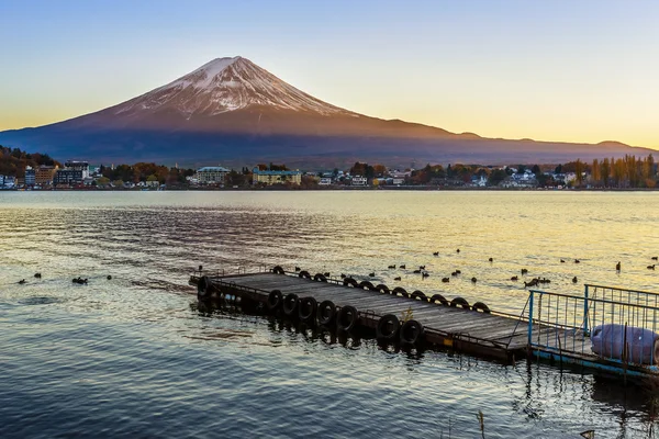 Mt. fuji am kawaguchiko-see in japan — Stockfoto